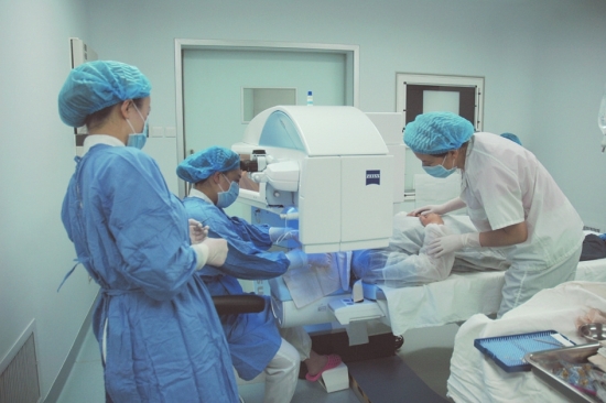 弱视眼可以做激光手术吗,-激光手术能治好弱视