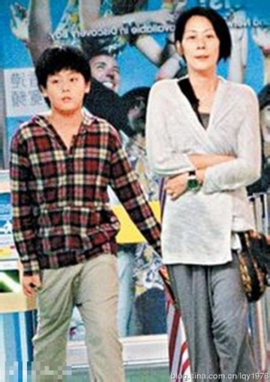 关淑怡婚姻:未婚、育有12岁儿子关浚贤2014年