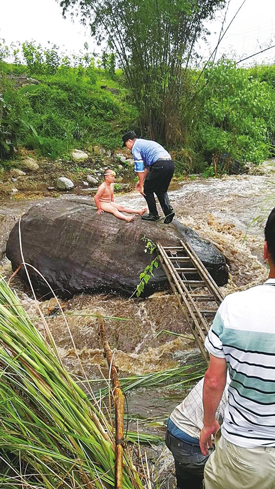 两个熊孩子戏水 突遇河水暴涨