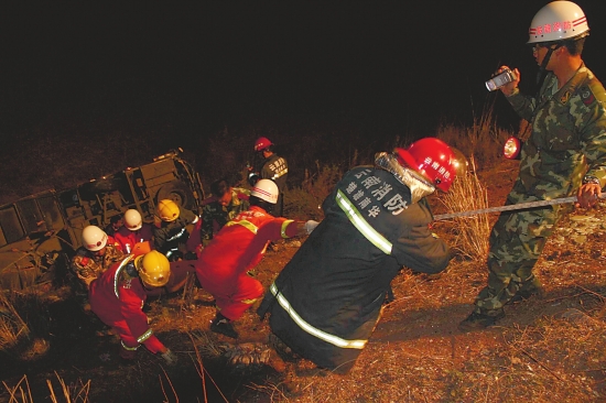 昆明至丽江大客车四轮朝天翻到坡底