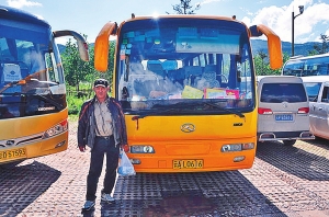 两车牌都是云AL0616 同时现身大理丽江 游